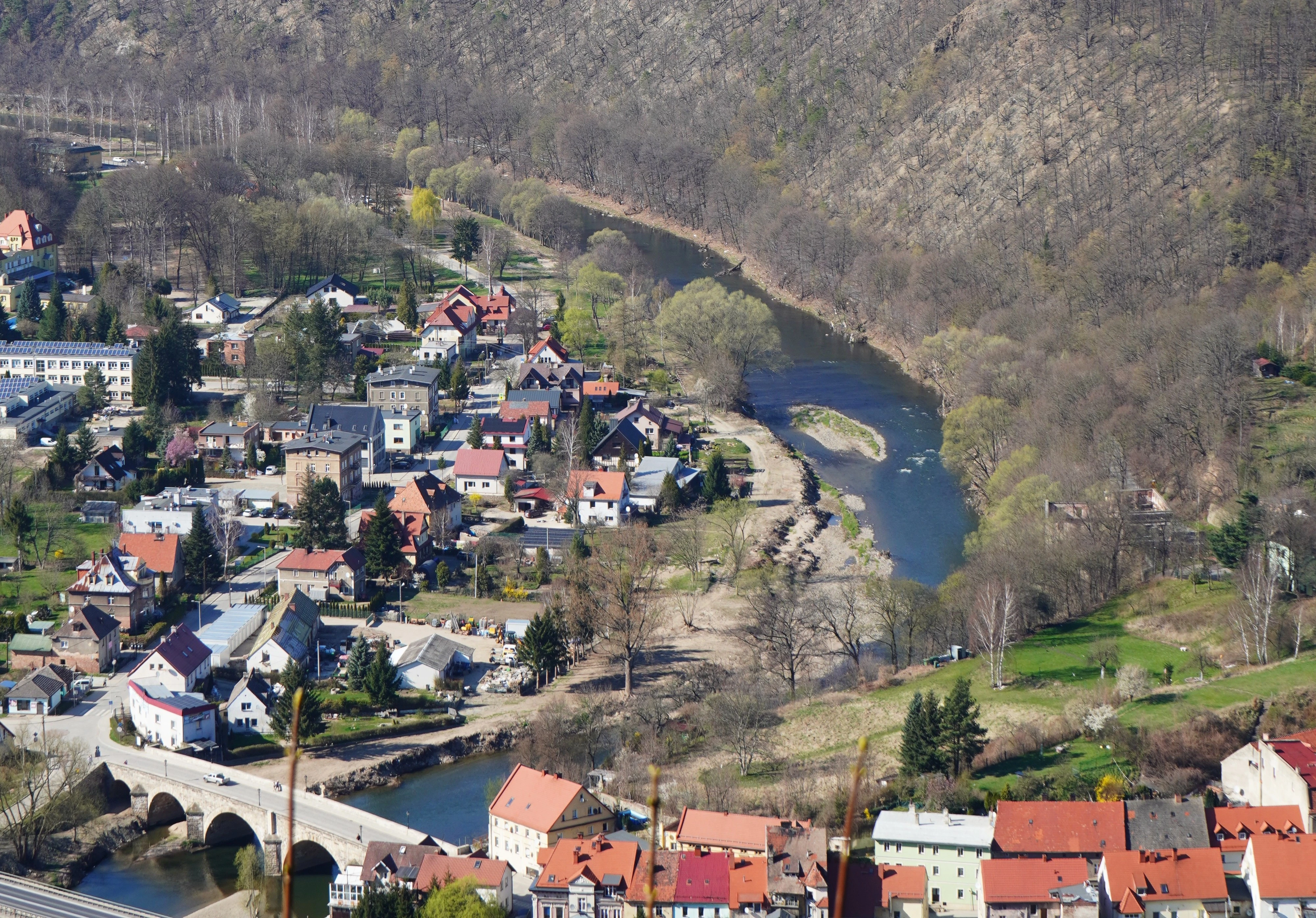 Widok na rzekę Nysę Kłodzką w Bardzie - malowniczy krajobraz