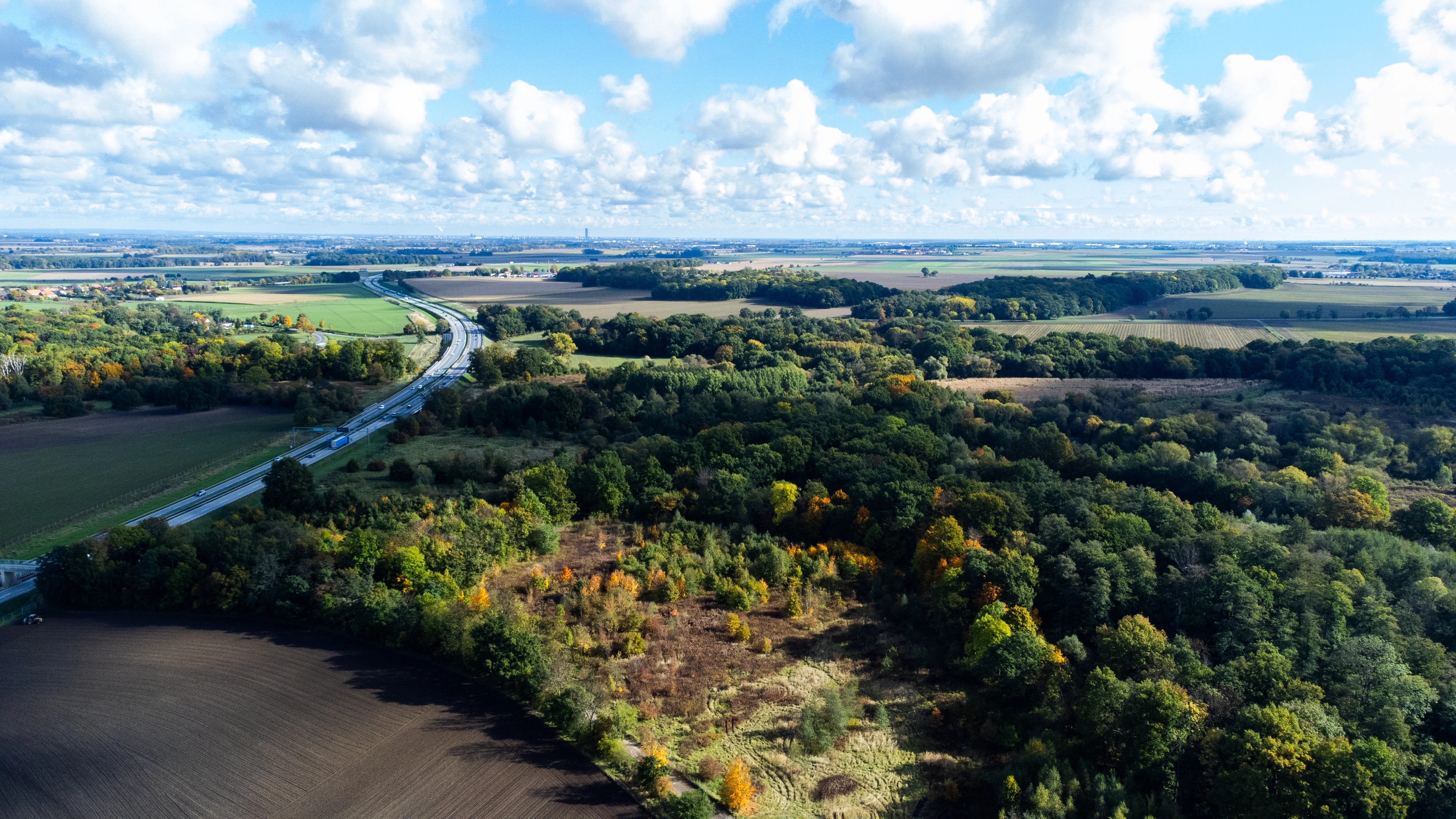 Widok z drona na Dolinę Bystrzycy z perspektywy Wrocławia - panoramiczny krajobraz