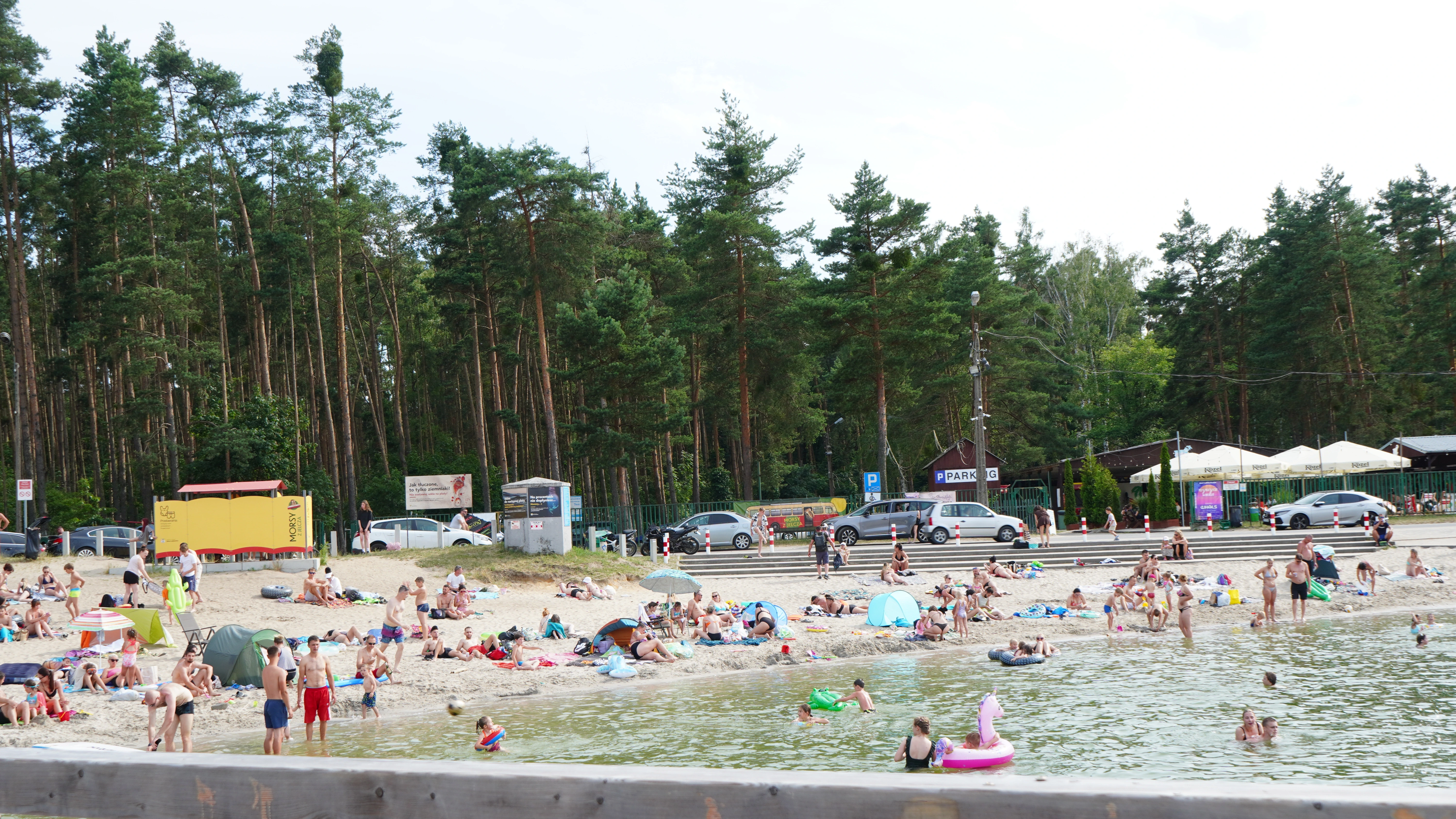 Plaża w Jelcz-Laskowicach z ludźmi - popularne miejsce wypoczynku