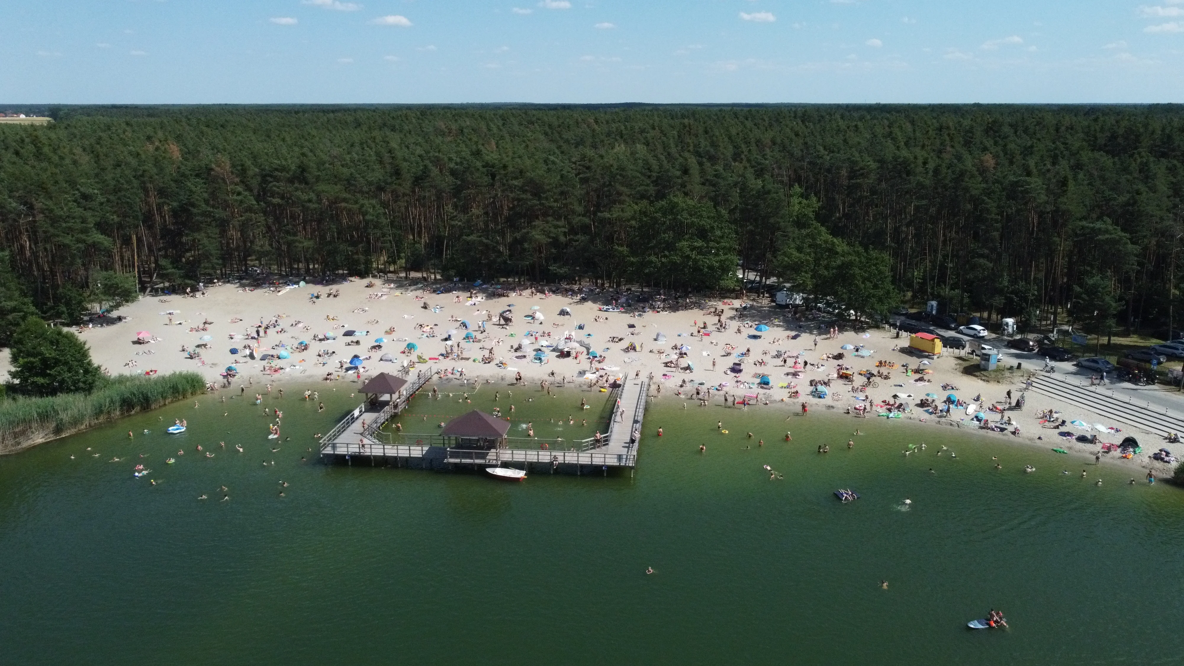 Widok z drona na plażę w Jelcz-Laskowicach - panoramiczny widok na kompleks