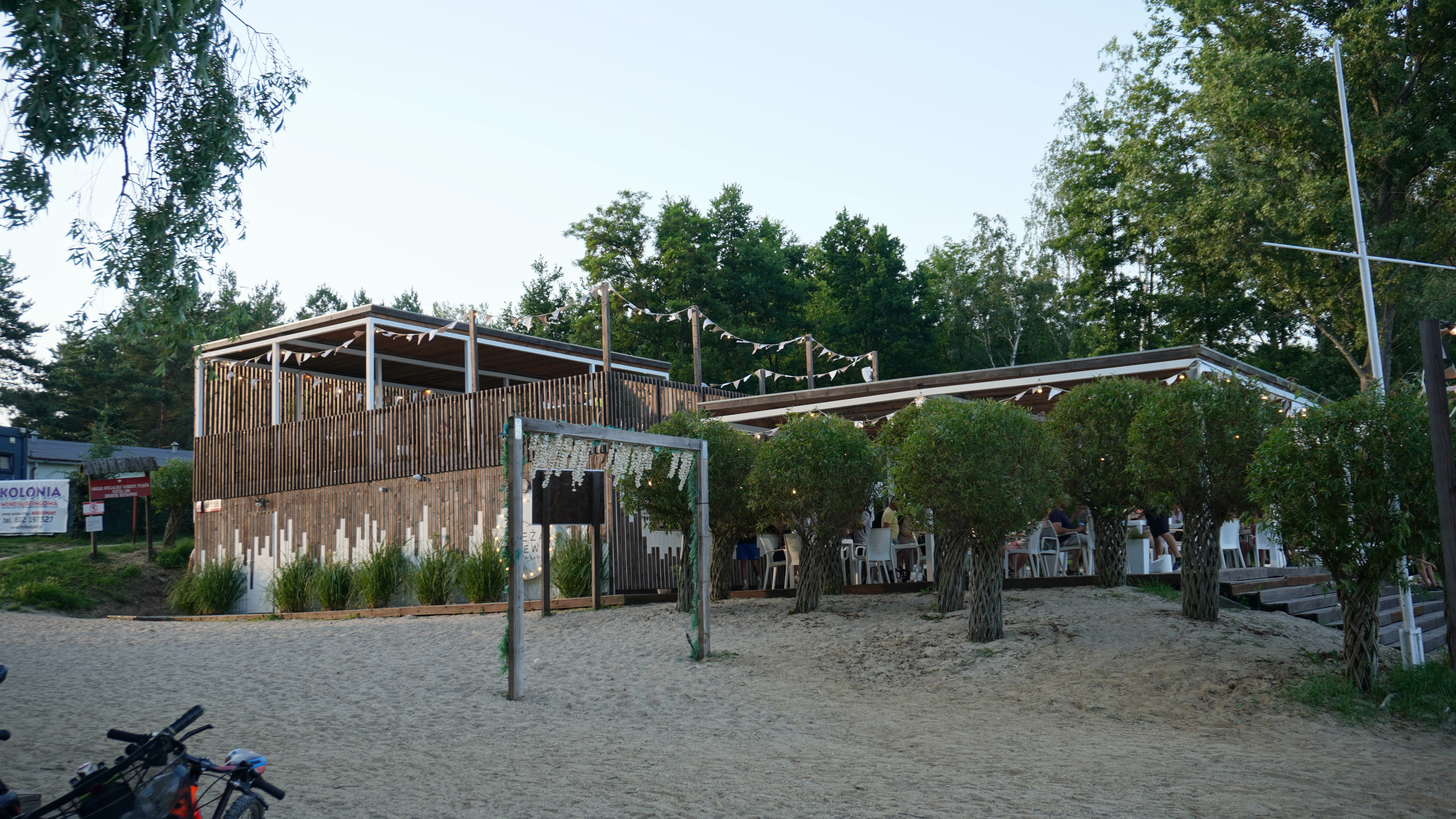 Bar i restauracja nad jeziorem w Mietkowie - smaczne posiłki