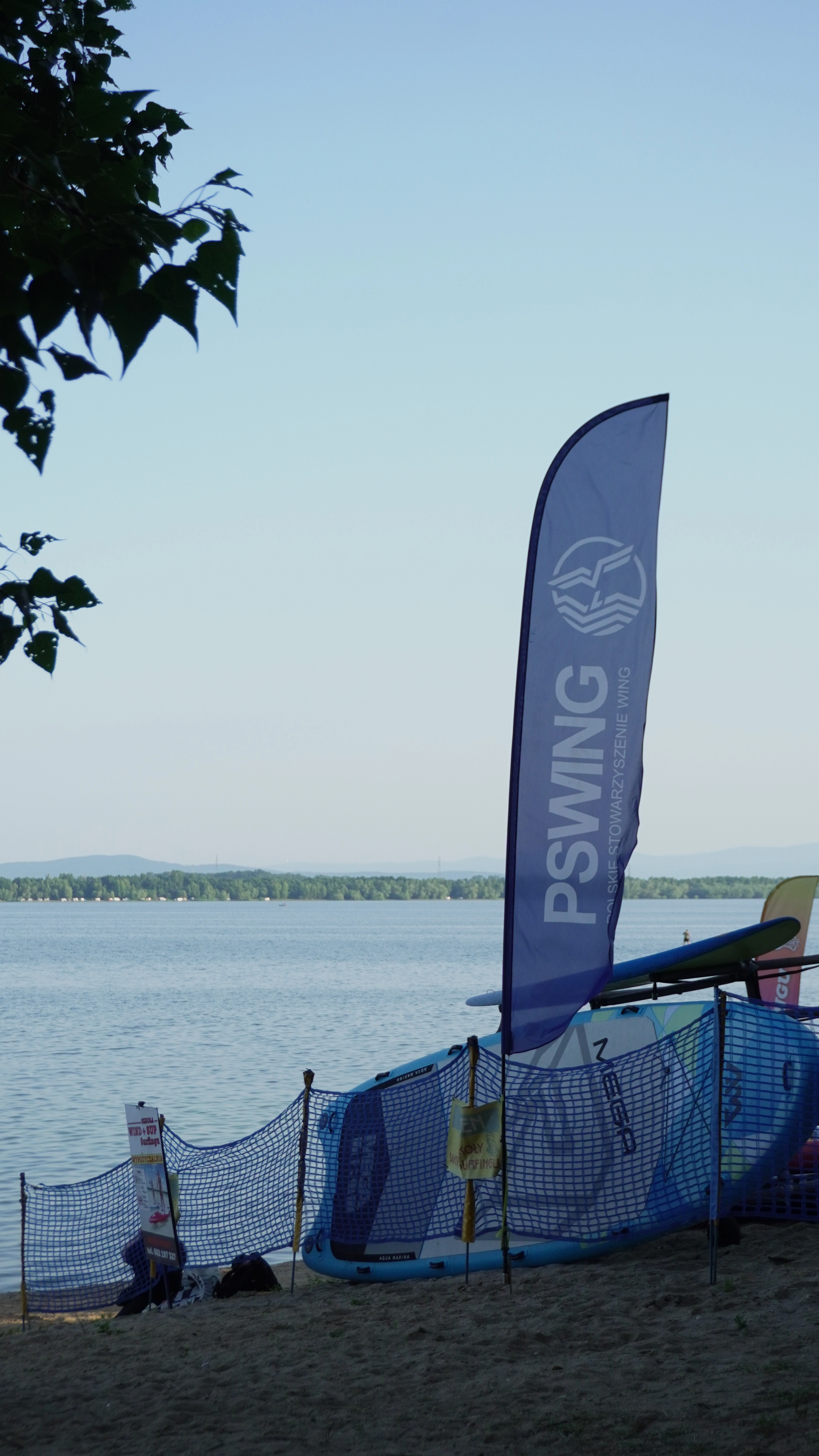Windsurfing na jeziorze w Mietkowie - sporty wodne dla aktywnych
