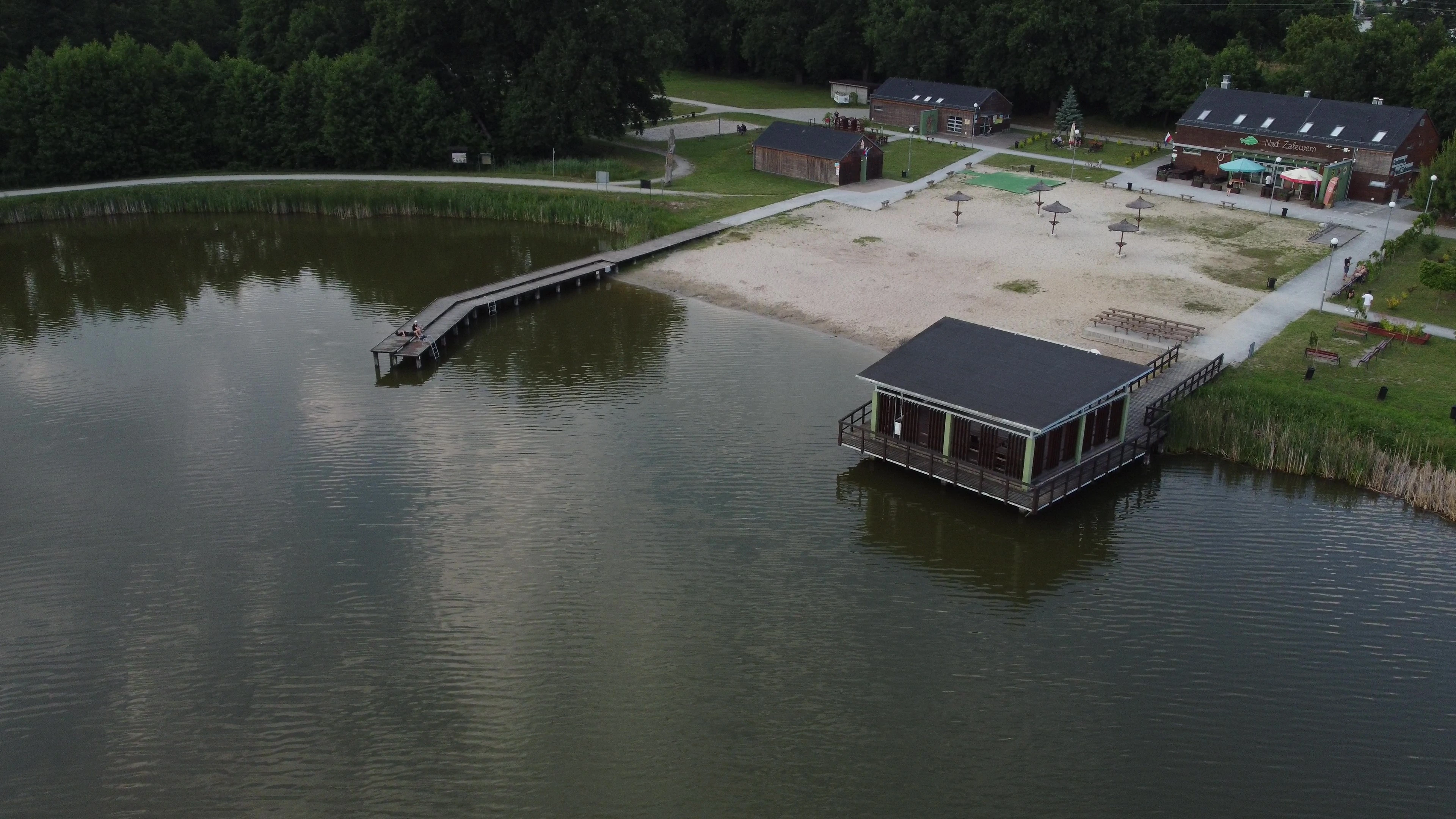 Widok z drona na plażę w Miliczu - panoramiczny widok na staw i okolicę