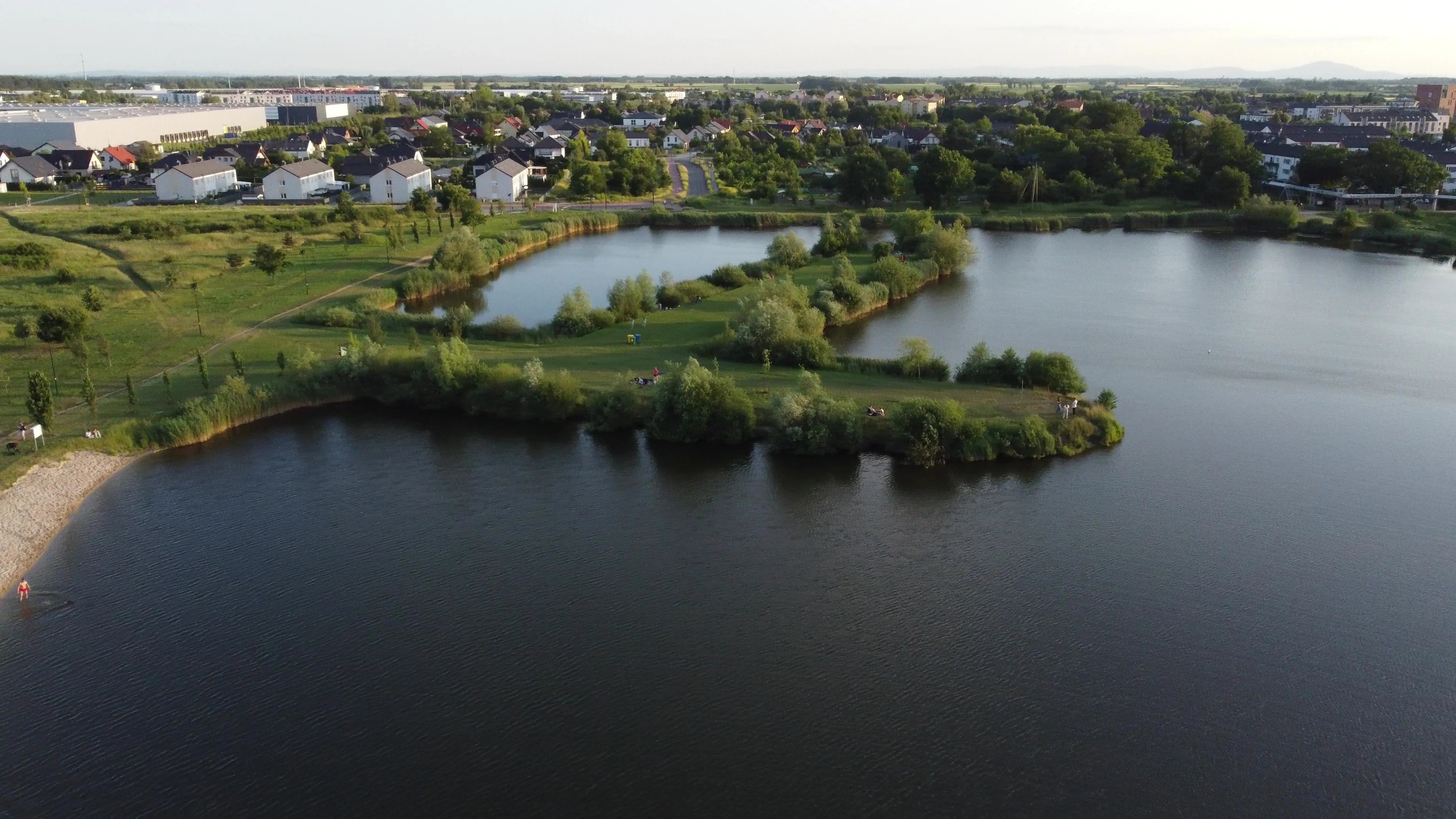 Cypel plaży w Siechnicach z widokiem na miasto - nowoczesna infrastruktura