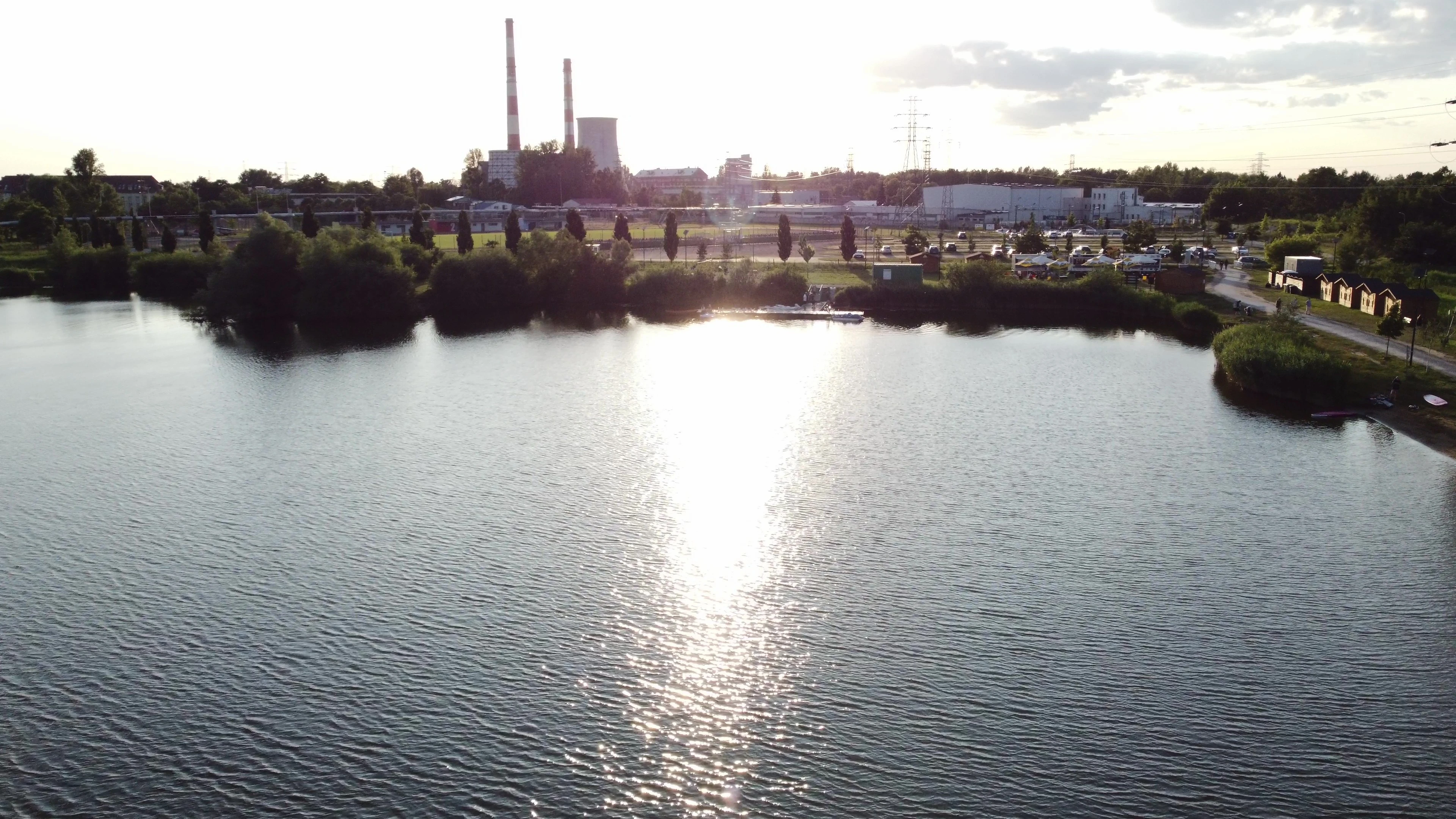 Jezioro w Siechnicach z elektrociepłownią w tle - unikalny krajobraz