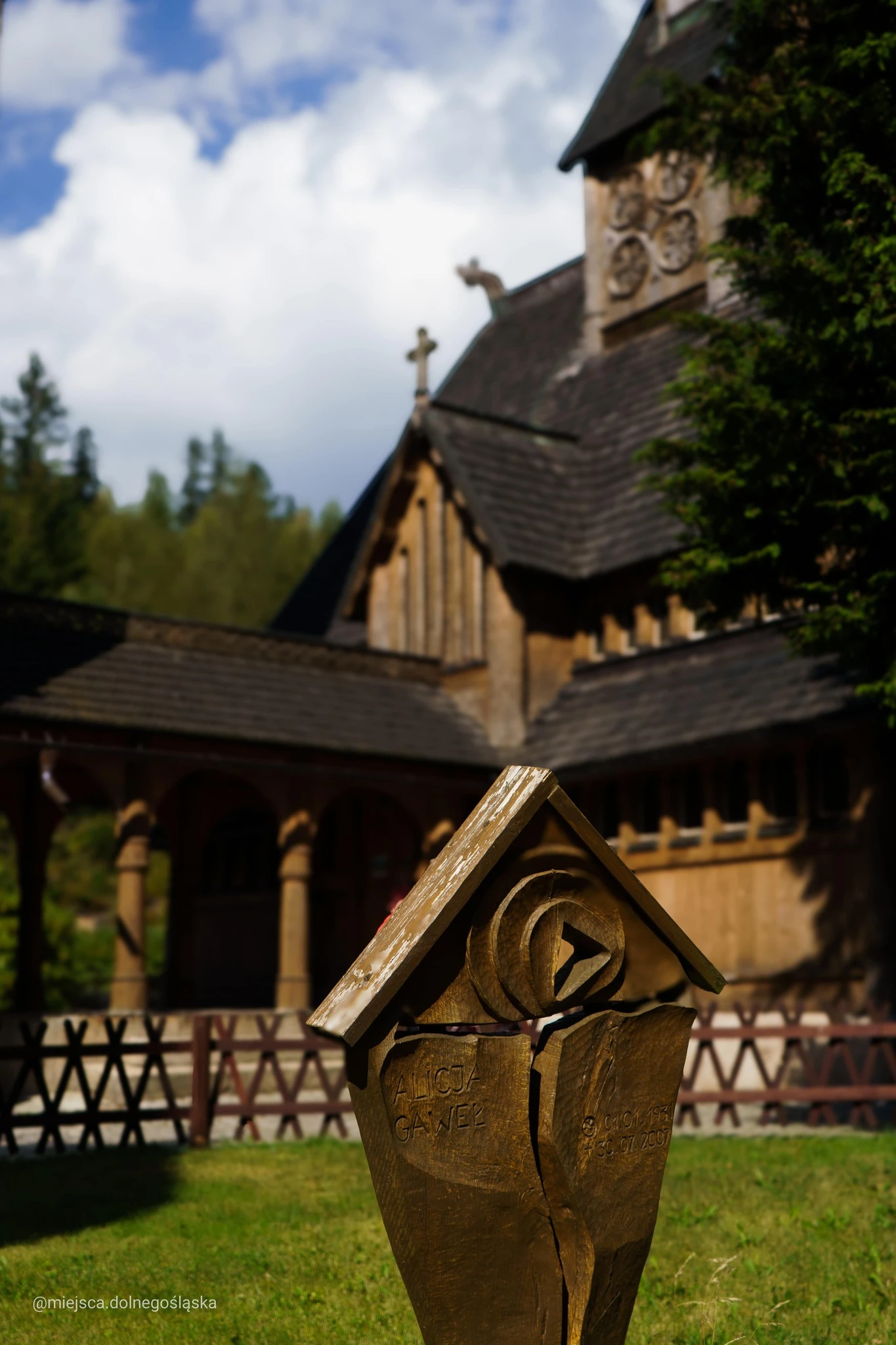 Krzyż przy kościele Wang w Karpaczu - symbol wiary i historii