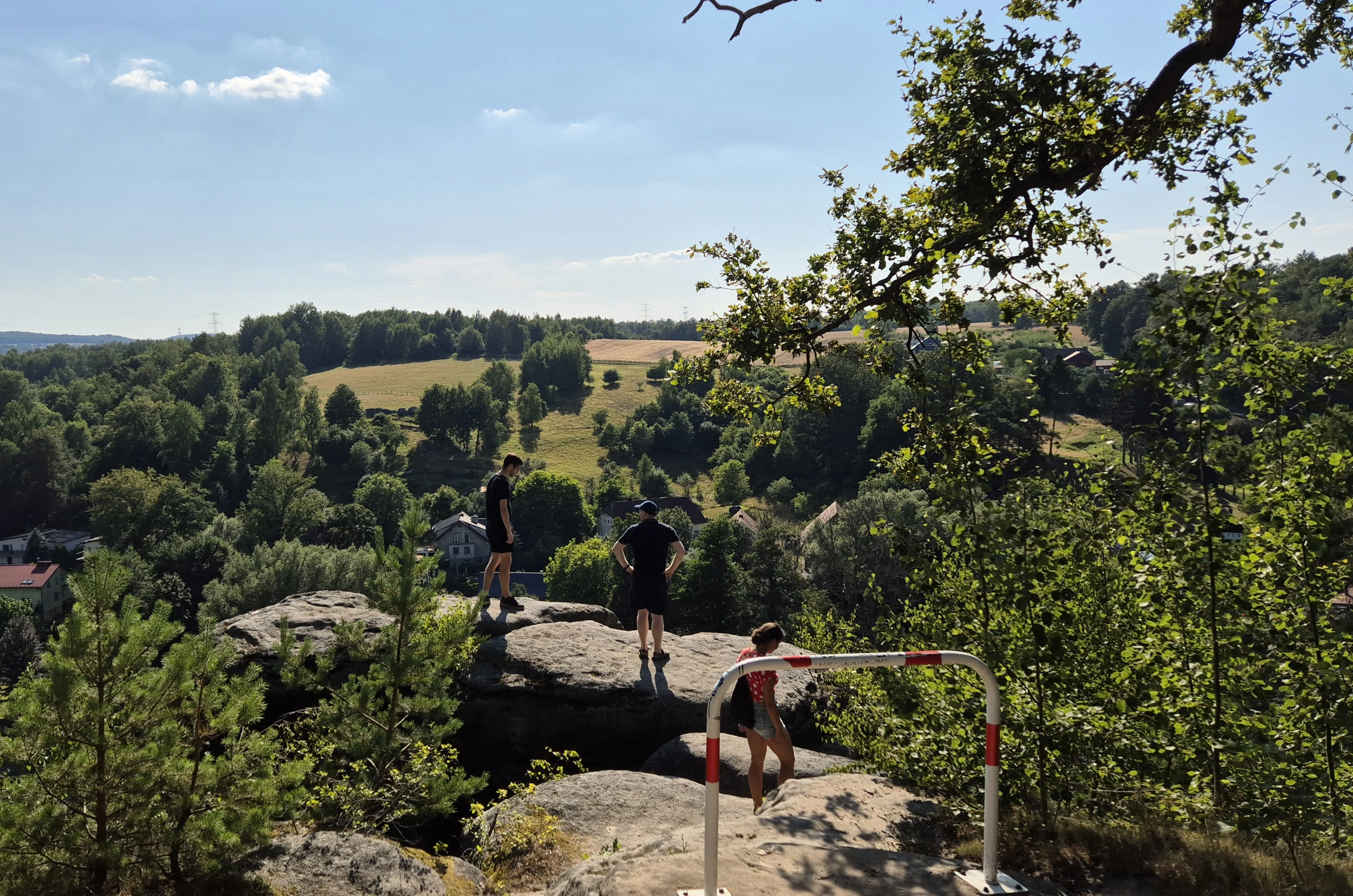 skałki lwóweckie szwajcaria lwówecka z góry razem z barierkami